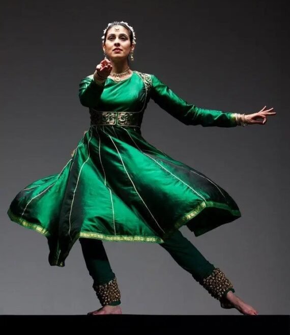 Learn Kathak Tatkaar (Ekgun Dugun Chaugun) Aamad Double hand gesture(2) (Dola Puspaput) with songs Naino Walo Ne Albela Sajan Ayo Re in Kathak classes near you.